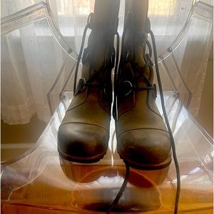 Sorel lace up green rain boots size 10